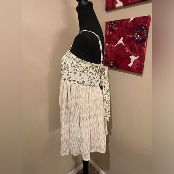 Entro Olive Drab & Tan Floral Print Romper smocked back with tie, size L - Picture 3 of 8